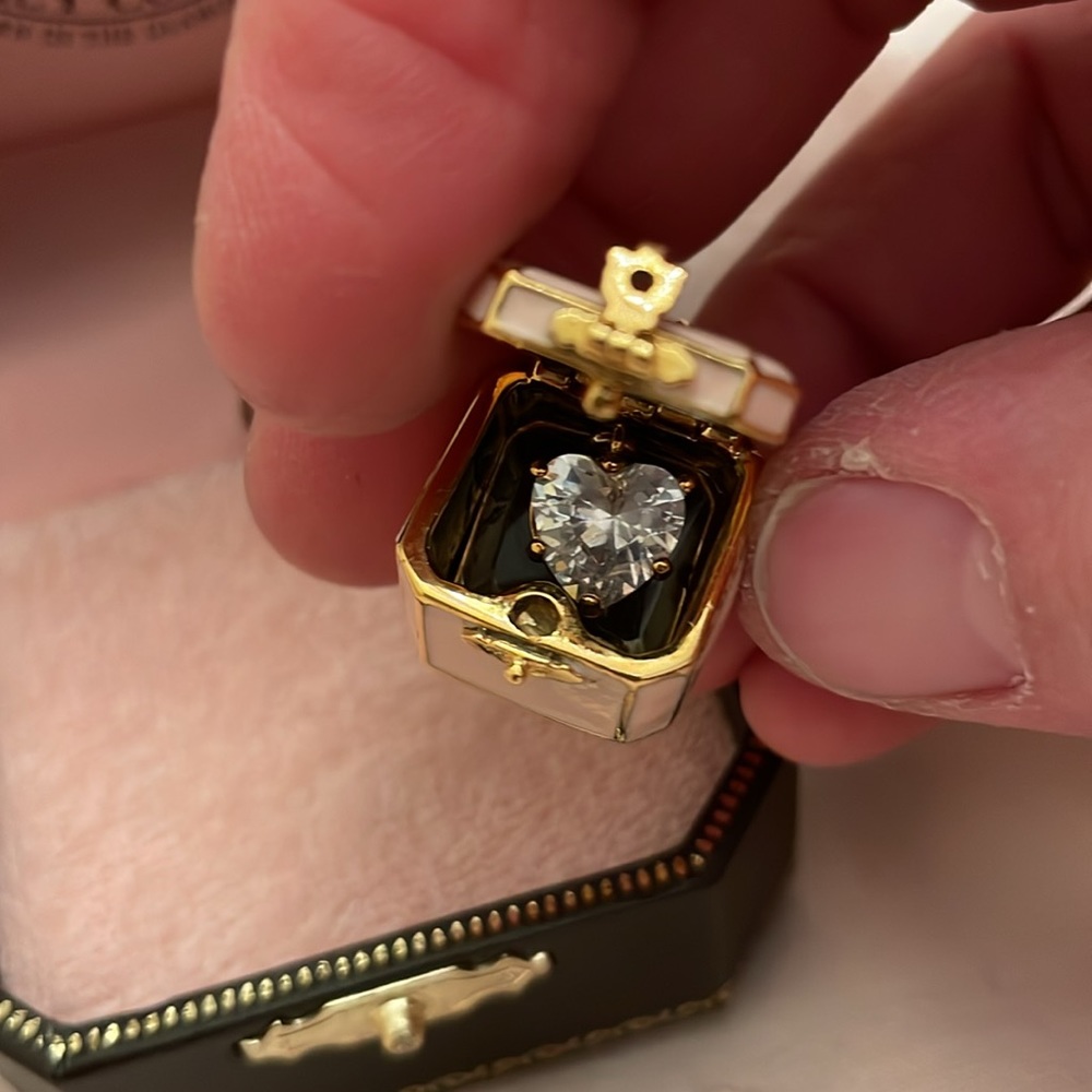 Juicy Couture charm box YJRU0966 tagged box